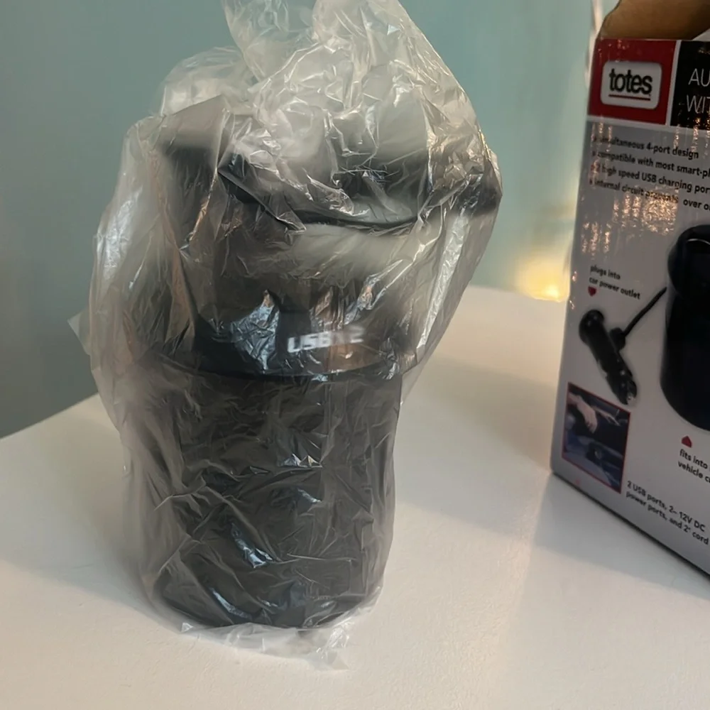 Car Auto Phone Charger with USB TOTES NWT Brand New